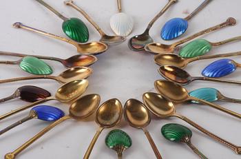 MOCCASKEDAR, 26 st, silver, C.G Hallberg, emaljerade.