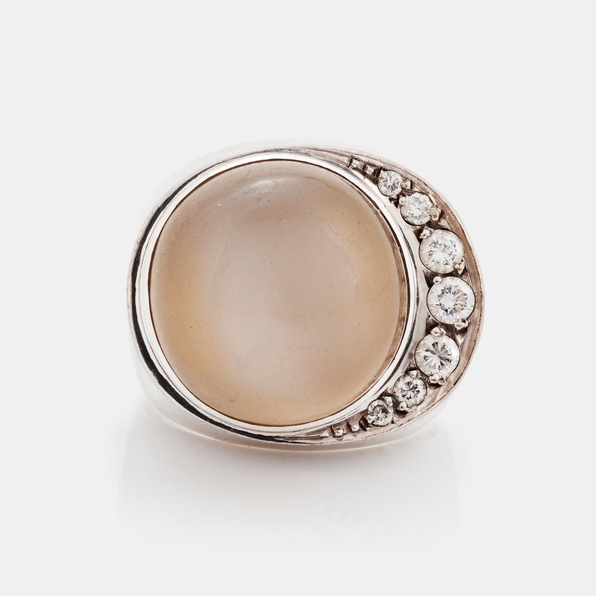 Ring 18K vitguld med en cabochonslipad månsten och runda briljantslipade diamanter.