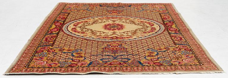 A semi-antique Tabriz carpet of Aubusson design. 246 x 171 cm.