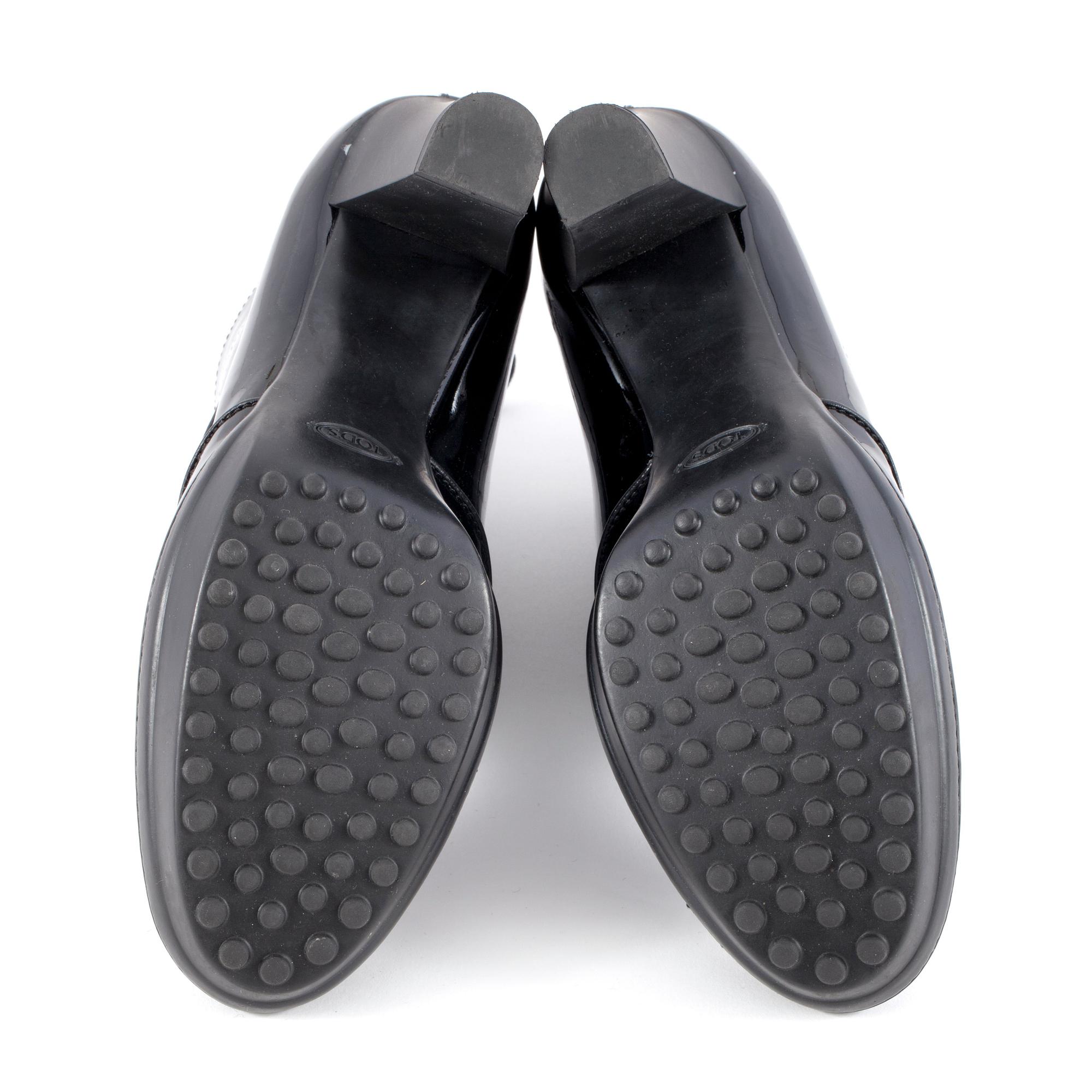 TOD'S, a pair of black patent lace-up booties. Size 39.