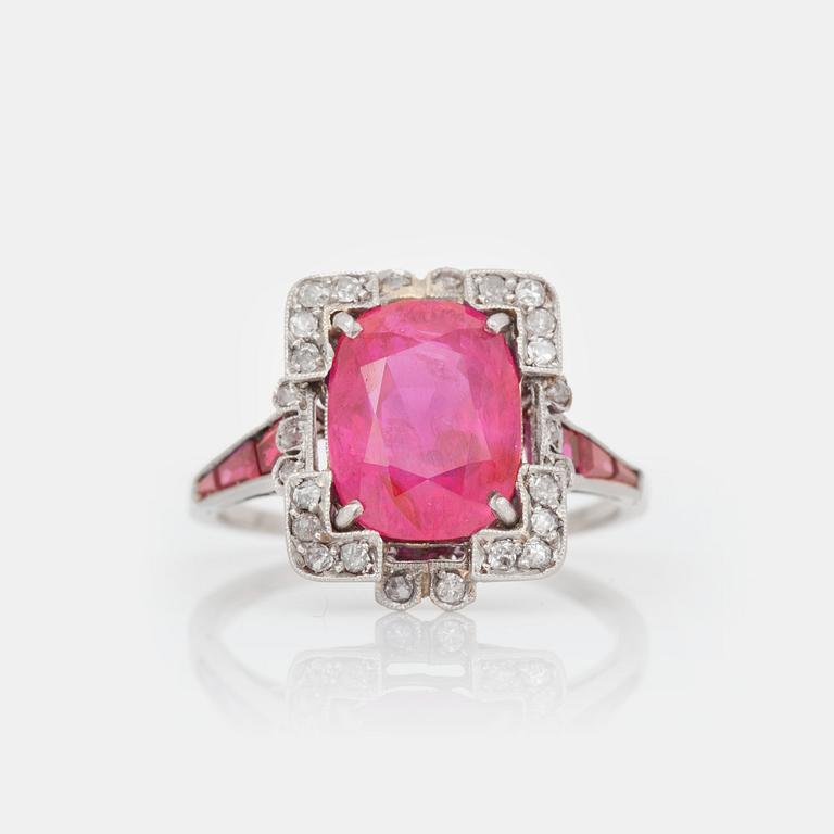 RING med obehandlad burmesisk rubin, ca 5.80 ct. Certifikat från RAG (Ricerche e analisi gemmologiche, Italien).