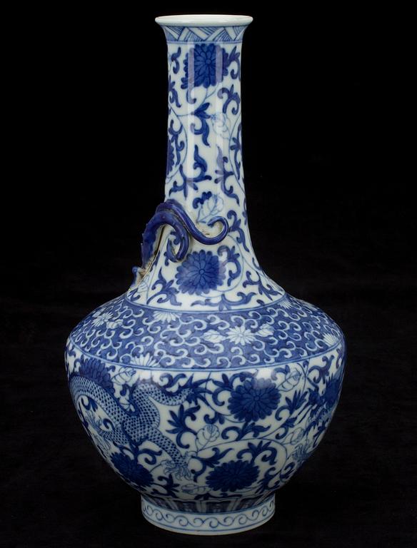 VAS, porslin, Kangxi-stil, Kina 1900-talets slut.