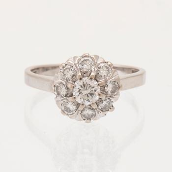 Ring 18K vitguld med runda briljantslipade diamanter.