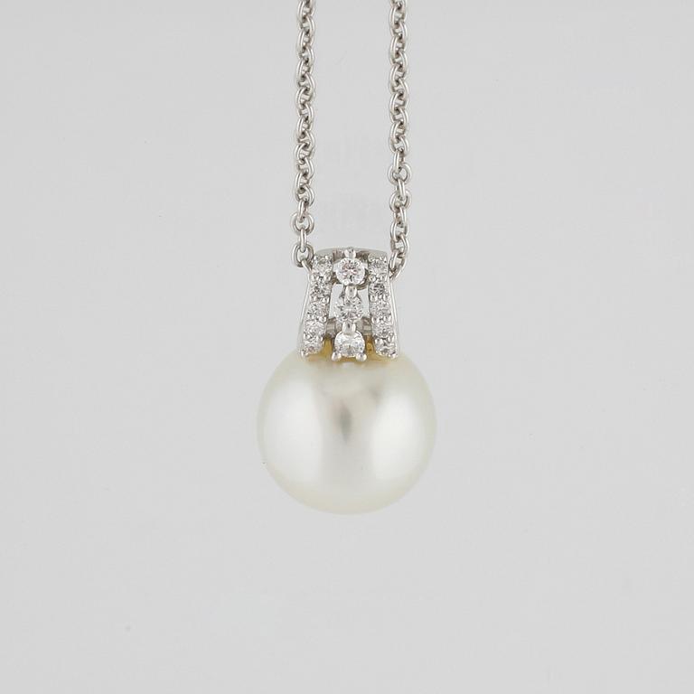 HÄNGE, 18K vitguld med briljantslipade diamanter 0.18 ct och odlad South Sea pärla. Vikt 7,1 gram.