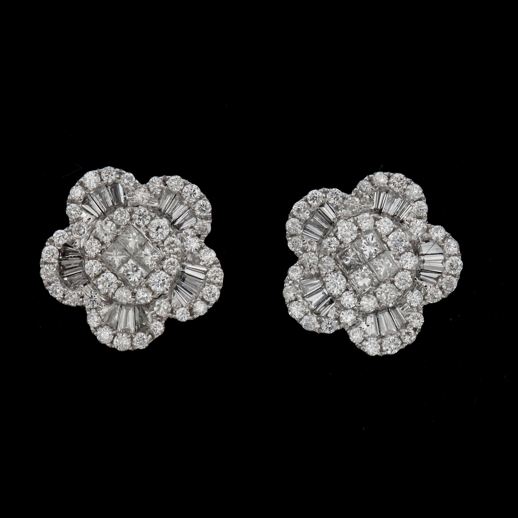 ÖRHÄNGEN, ett par, olikslipade diamanter tot ca 0,75 ct. Total vikt ca 3 gram.