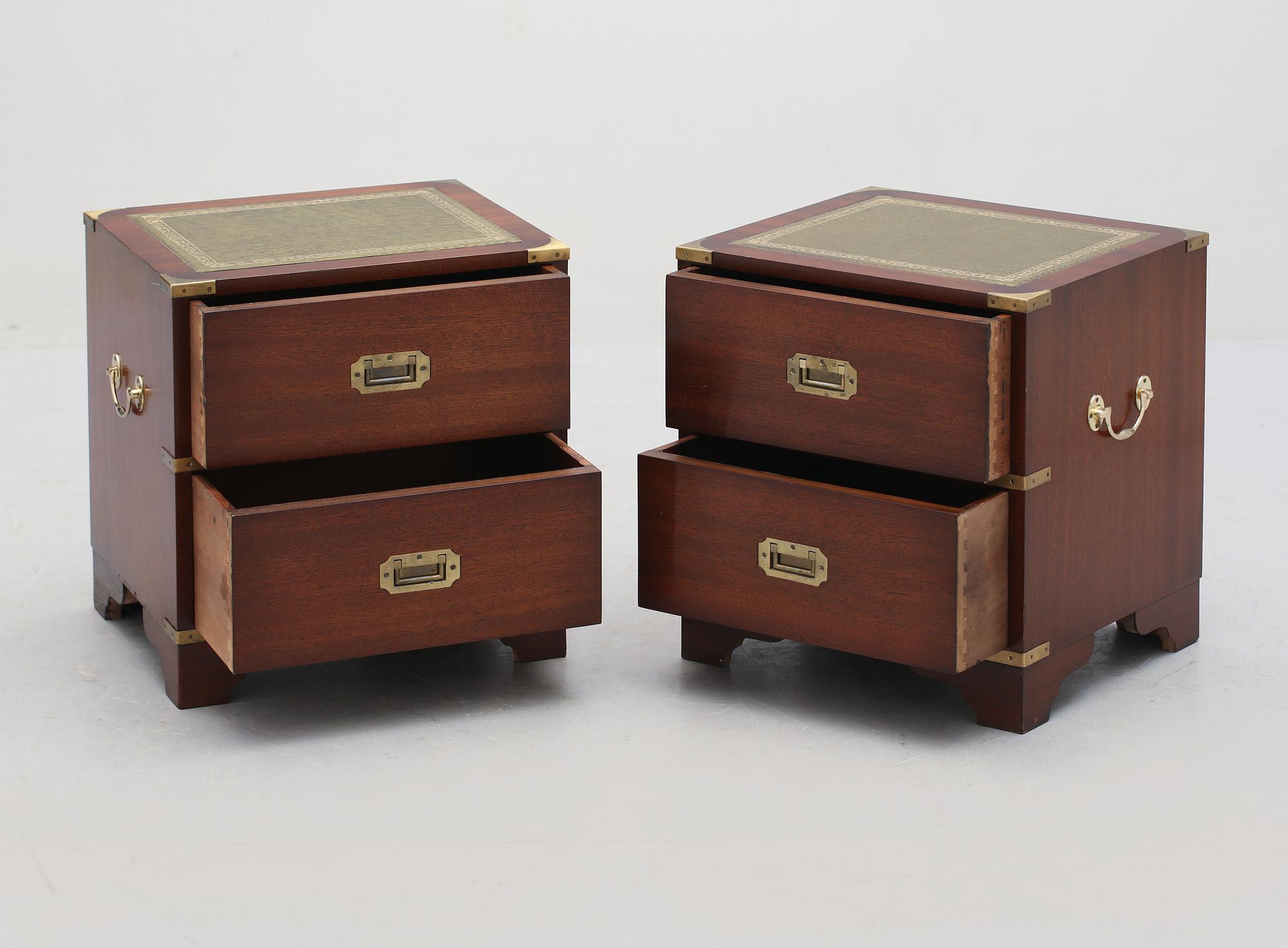 SÄNGBORD, ett par, engelsk stil, 1900-talets andra hälft.