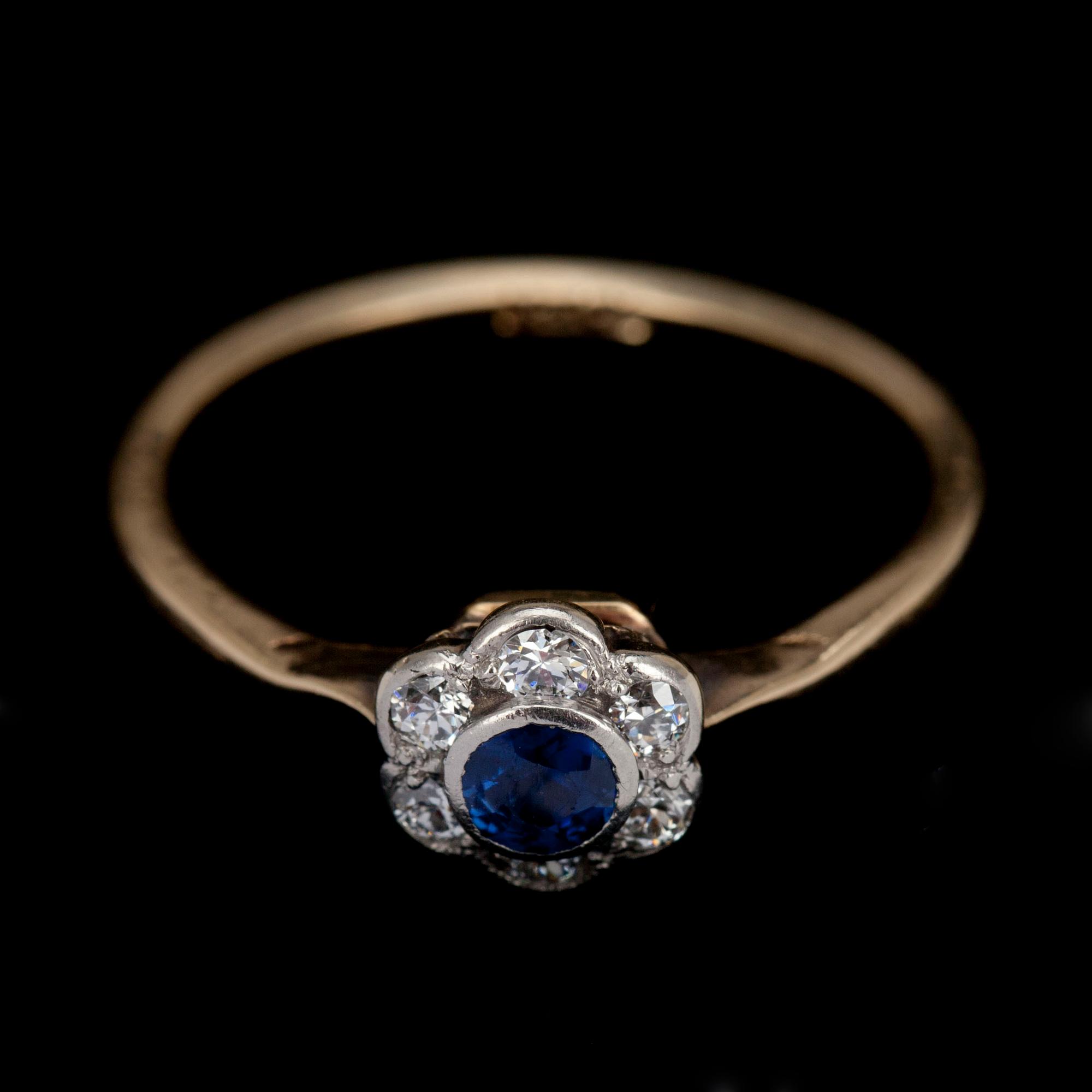 RING, guld 18K, safir, 6 små diamanter. Vikt 2 g.