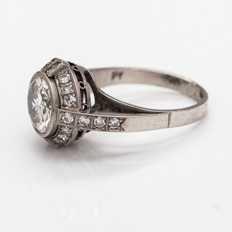 A art deco style platinum ring with diamonds ca. 2.04 ct in total.