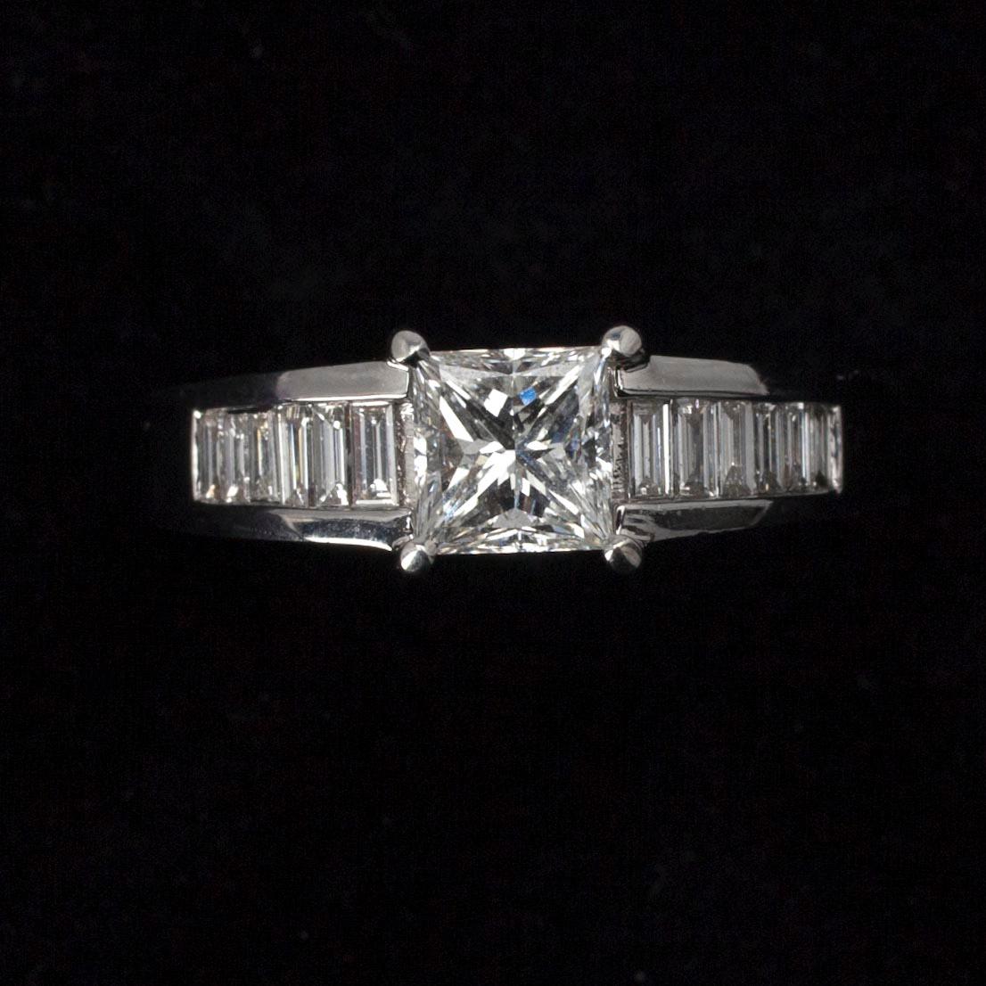 RING, 18K vitguld med princesslipad diamant samt 12 st. baguetteslipade diamanter.