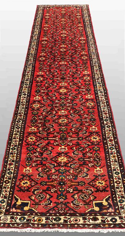 A RUNNER, Hamadan, ca 390 x 85 cm.