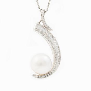 Hängsmycke,  18K vitguld med odlad pärla och baguette och briljantslipade diamanter.