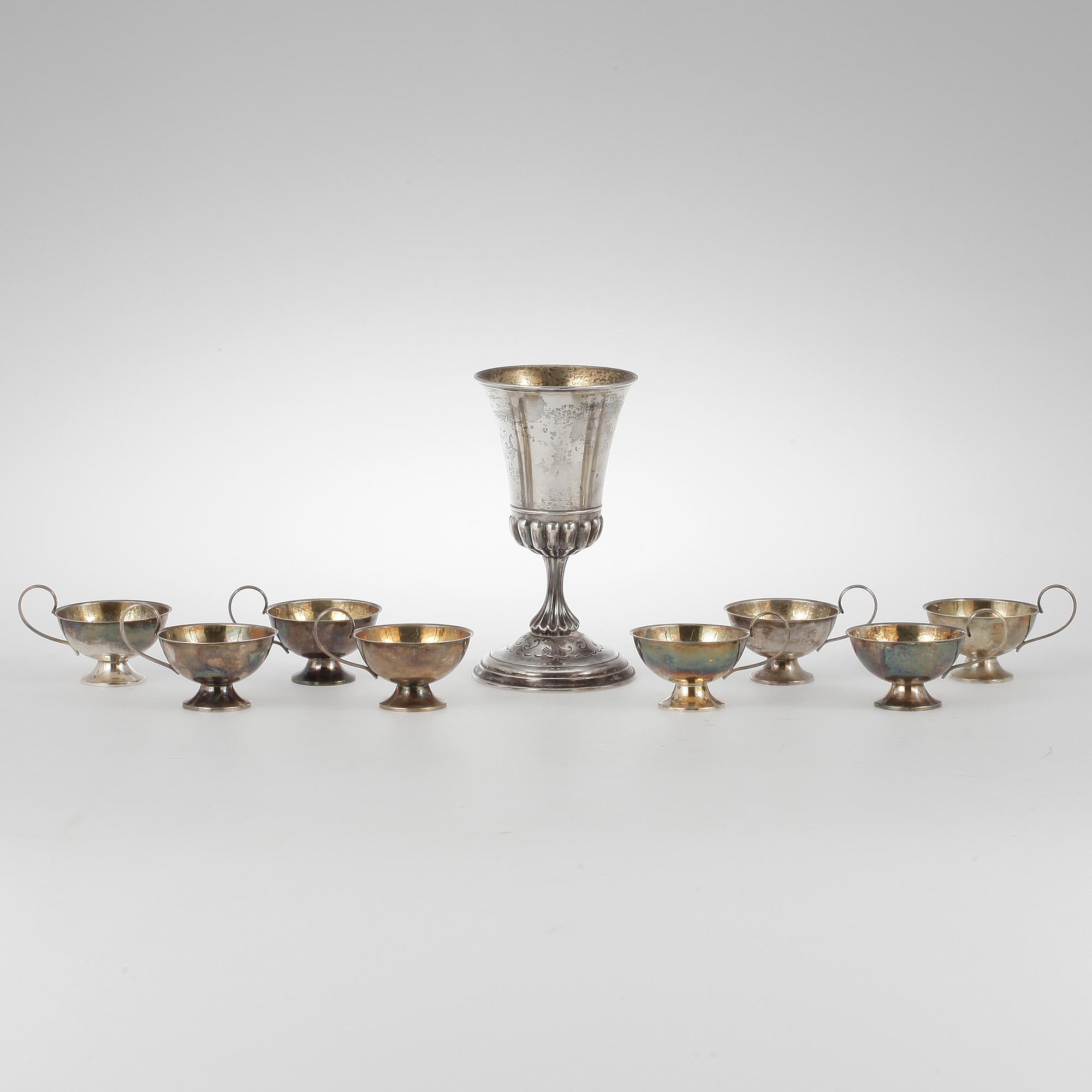 PUNCHKOPPAR SAMT BÄGARE, 9 delar, silver, bla C G Hallberg, Stockholm, 1923 resp 1966. Tot vikt ca 400 gram.