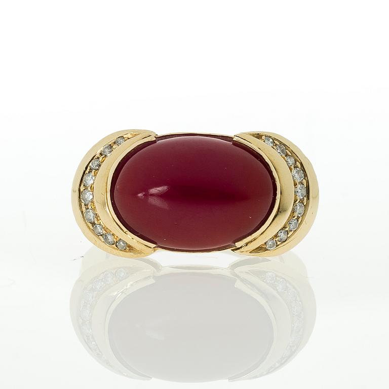 RING, cabochonslipad kalsedon, briljantslipade diamanter, 18K guld.