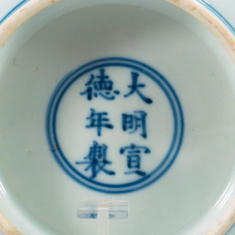 A wucai bowl, Qing dynasty (1644-1912) with Xuande six character mark.