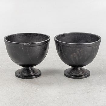 Trädgårdsurnor, ett par, "No 1", Byarums Bruk, 2000-tal.