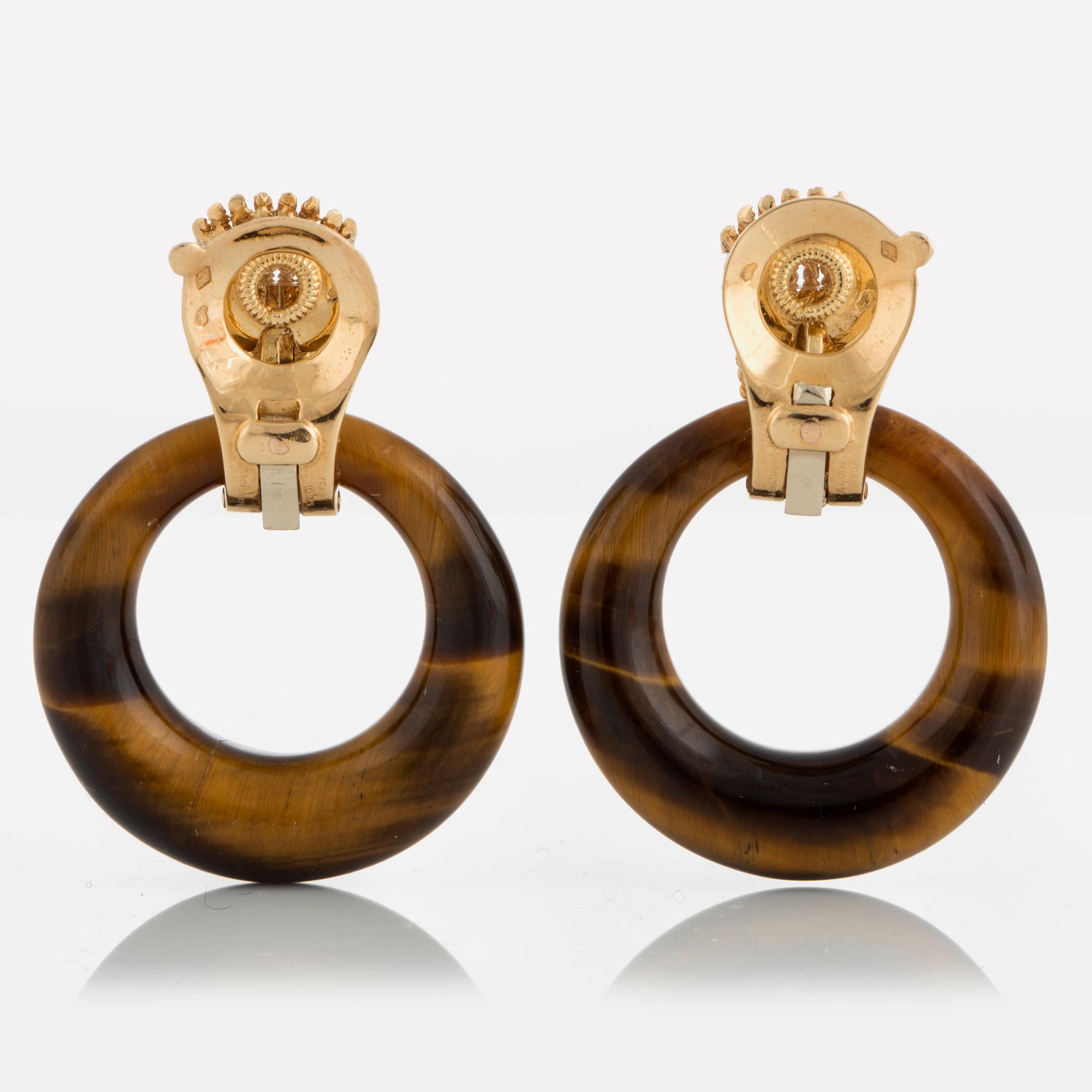 Van Cleef & Arpels ett par örhängen "Doorknocker" 18K guld med tre par utbytbara ringar.