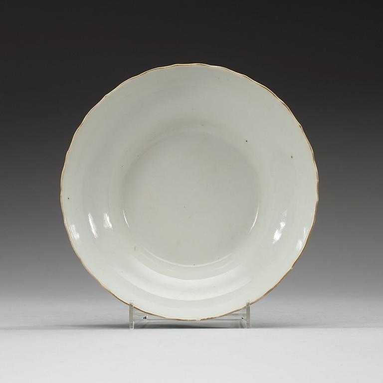 SKÅL, porslin. Qing dynastin med Daoguangs märke och period i rött (1821-50).