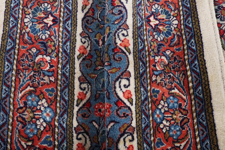 A carpet Sarouk, c. 210 x 137 cm.