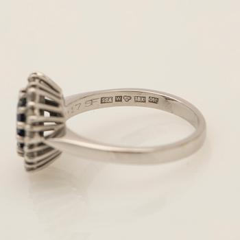 Ring, 18k vitguld med briljantslipade diamanter och safir.