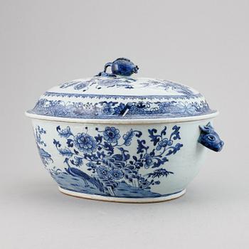 A blue and white tureen with cover, Qing dynasty, Qianlong (1736-95).