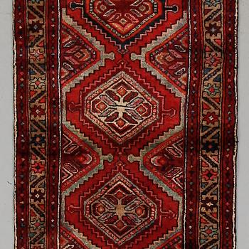 MATTA, Hamadan, ca 307 x 78 cm.