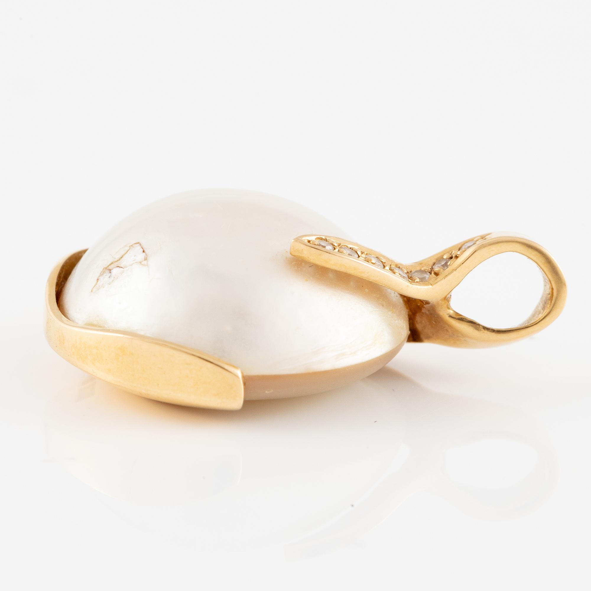 Pendant, 18K gold with a mabé pearl and octagon-cut diamonds.