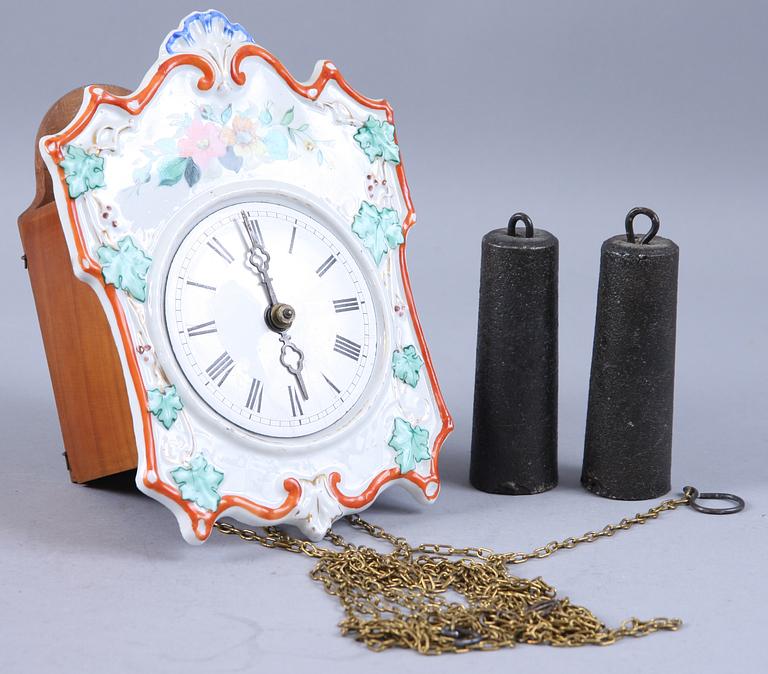 VÄGGPENDYL, s k Schwarzwaldur, porslin, 1800/1900-tal.