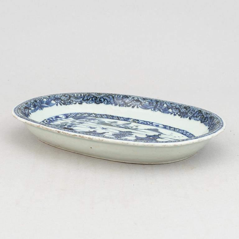 A group of 7 blue and white dishes, 18/20th Century.