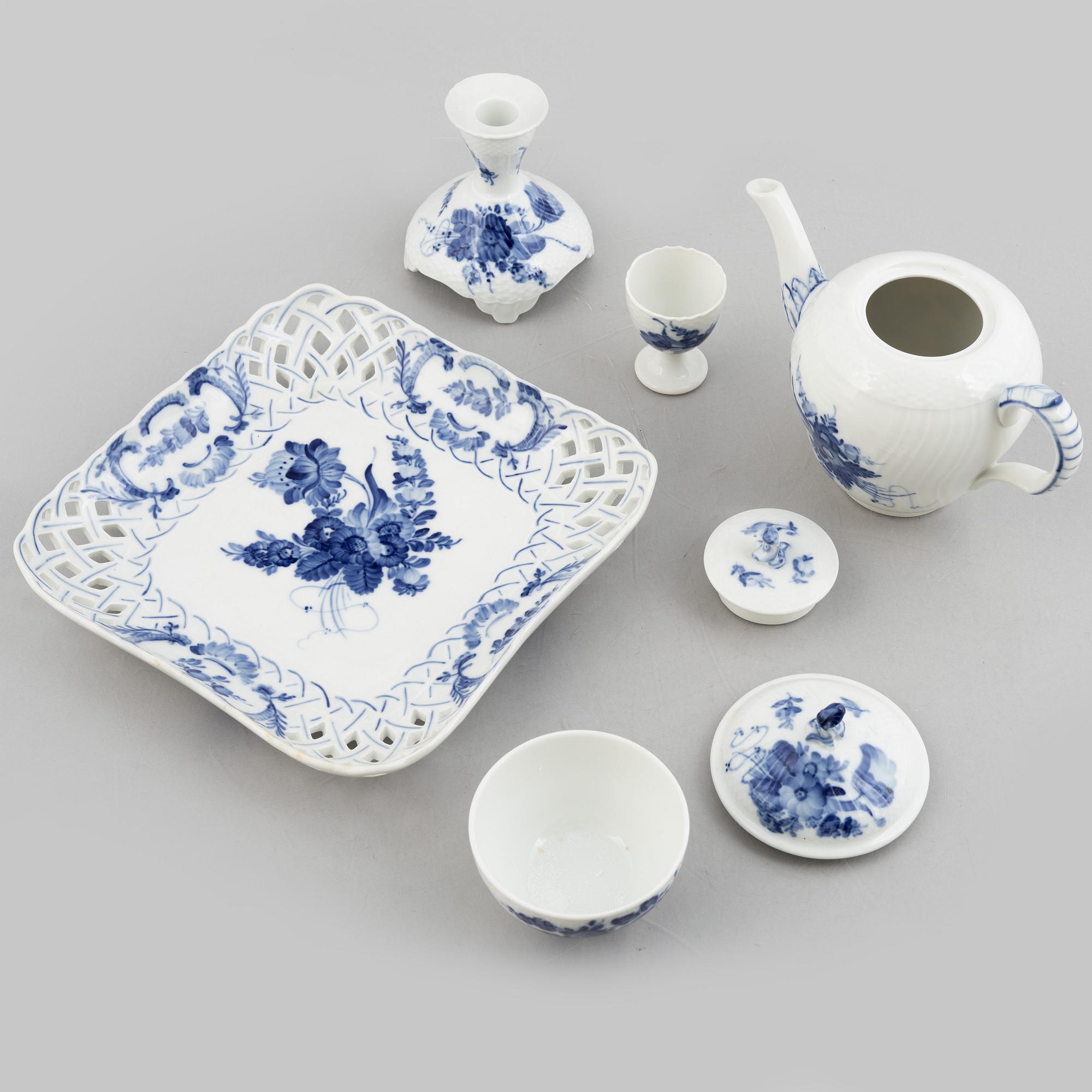 Royal Copenhagen, servisdelar, 60 delar, porslin, "Blå blomst", Danmark.