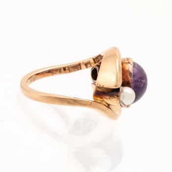 Elon Arenhill, ring in 18K gold with a cabochon-cut amethyst and cultured pearls.