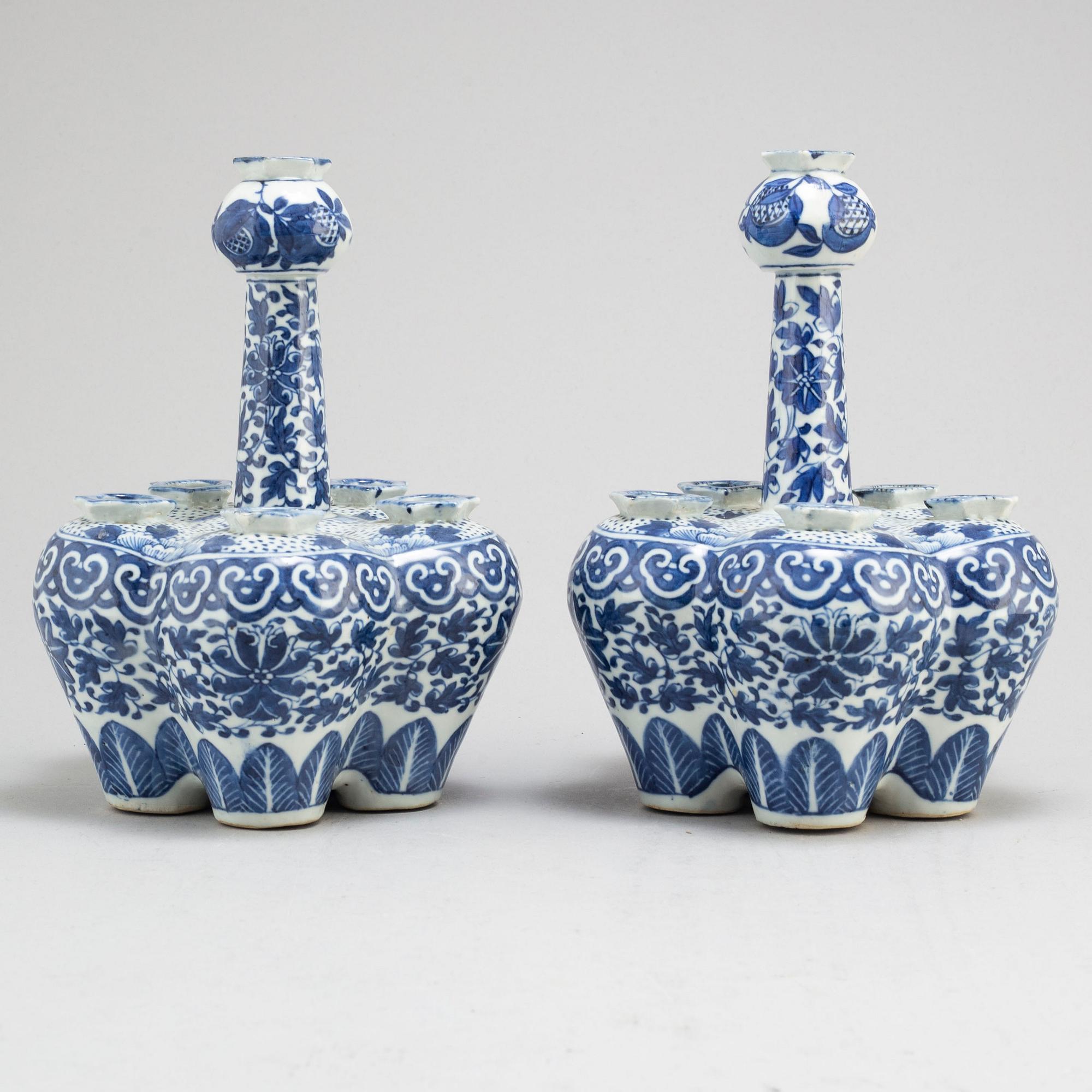 A pair of blue and white tulip vases, Qing dynasty, Guangxu (1875-1908).