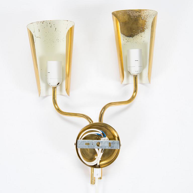 A mid-20th century 'EY 45' wall light for Itsu, Finland.