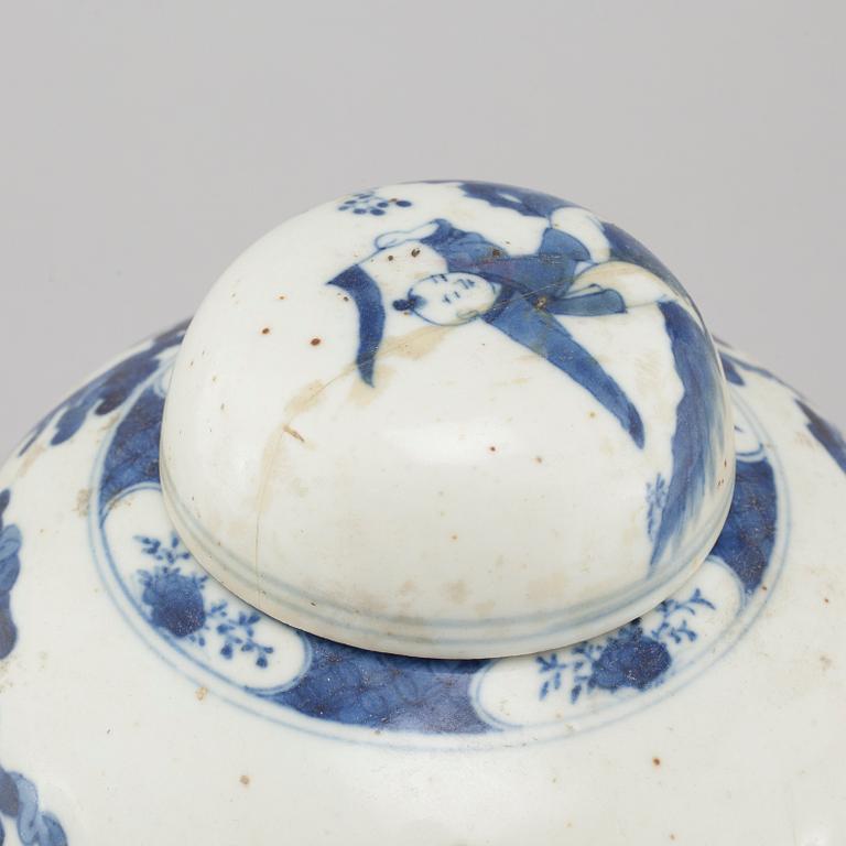 A blue and white vase with lid in Kangxi style, around year 1900.