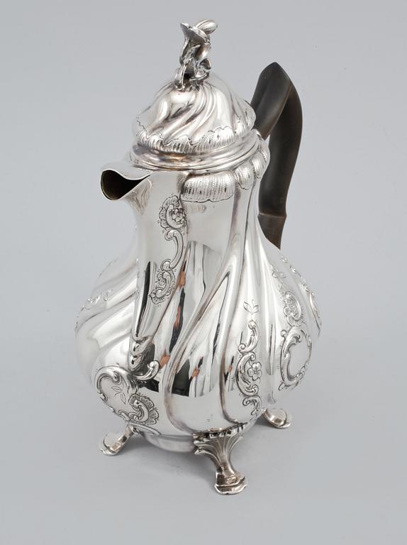 KAFFEKANNA, silver, rokokostil, C G Hallberg, Stockholm, 1942, vikt 751 gram.