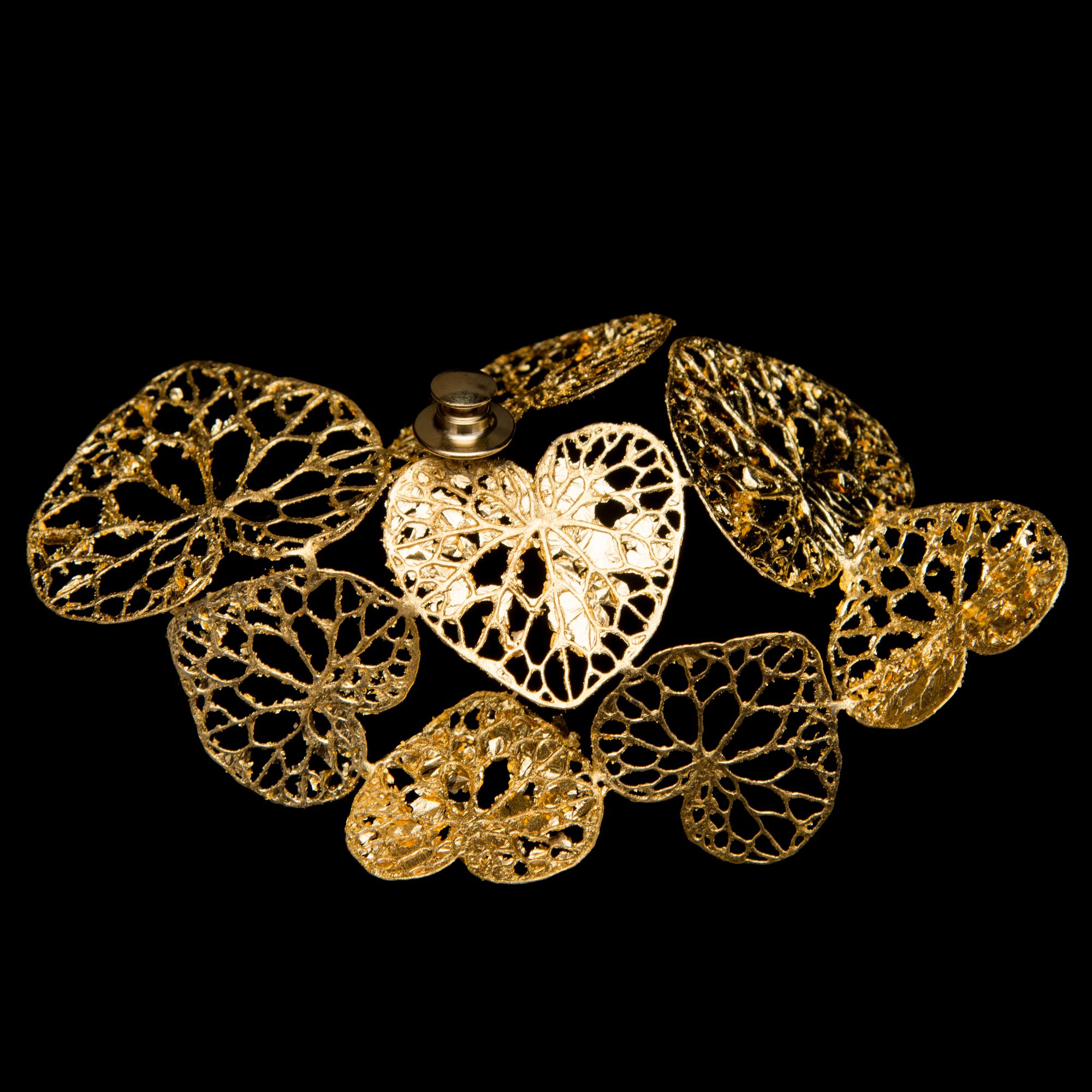 MARIA JAUHIAINEN, RINTAKORU, "Sydänpilvi", teräs, 24K lehtikulta, 2018.