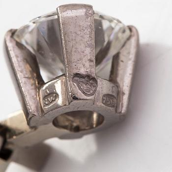 Örhängen, 18K vitguld, med briljantslipade diamanter totalt ca. 5.92 ct. Westerback, Helsingfors 1973.