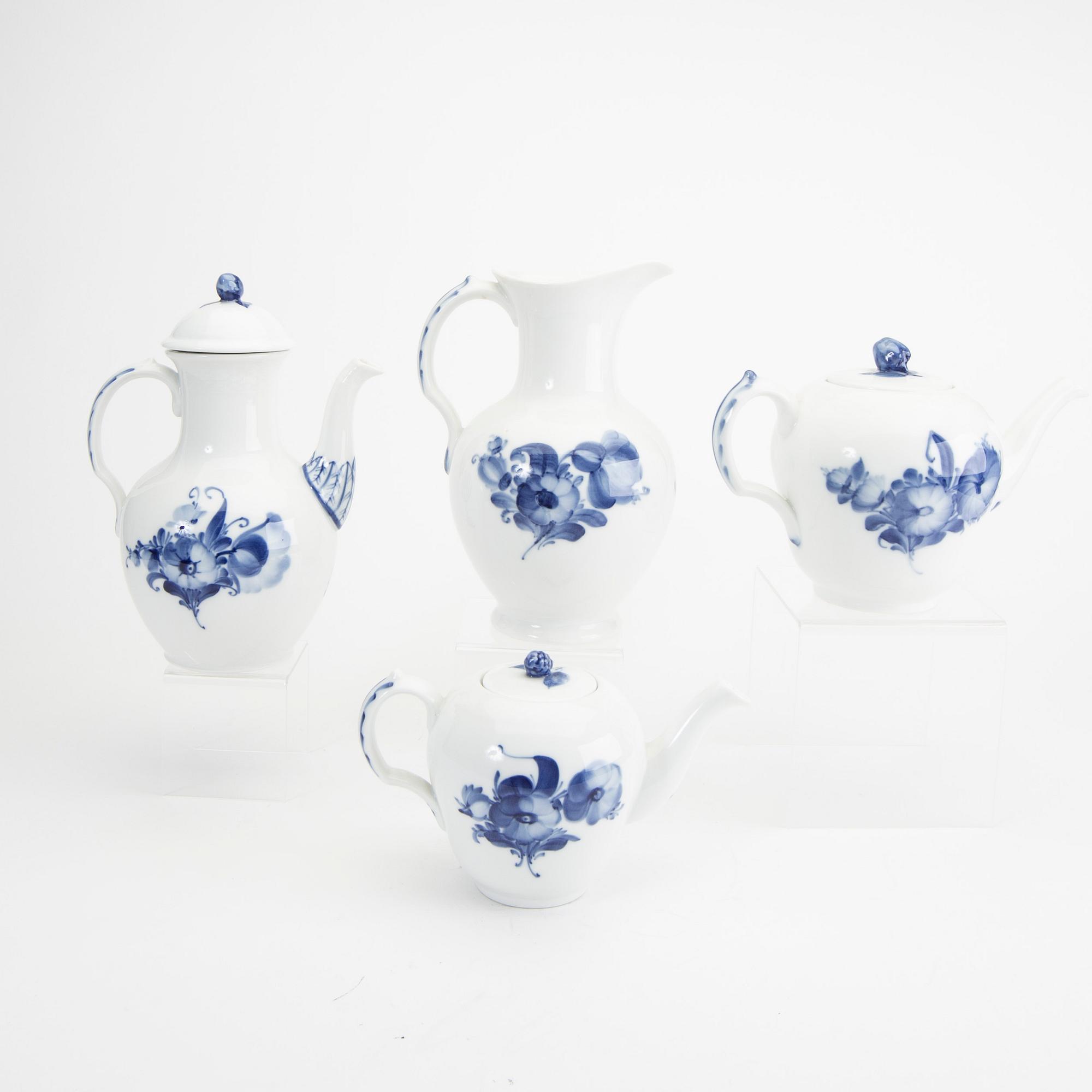 Service "Blå blomst" 74 dl Royal Copenhagen Denmark 1900s porcelain.