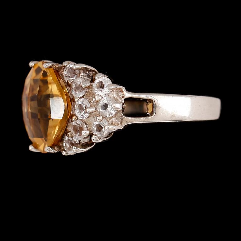 RING, sterlingsilver, citrin ca 4.00 ct, vita topaser tot ca 1.40 ct.