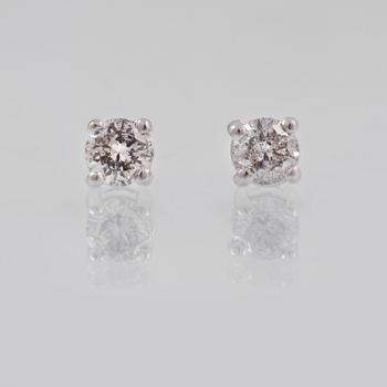 ÖRHÄNGEN, 18K vitguld med briljantslipade diamanter ca 0.83 ct. Vikt 2,4 gram.