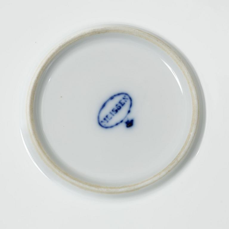 A 54-piece porcelain dinner service, 'Onion pattern/Zwiebelmuster', predominantly Meissenstadt, Tyskland.