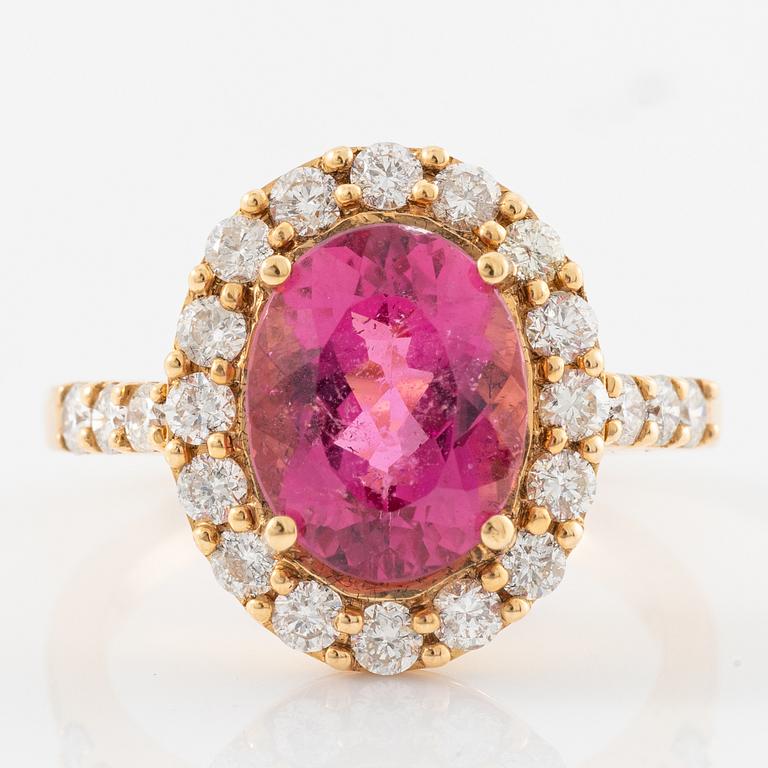Ring, carved, 18K rose gold with pink tourmaline and brilliant-cut diamonds.