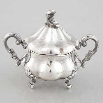 Kaffeservis, 3 delar, sterlingsilver, rokokostil, svensk importstämpel, 1900-talets mitt.