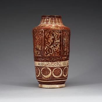URNA, lergods med lysterdekor. Höjd 32 cm. Centrala Persien (Iran) 1100-1200-tal. Keshan stil.