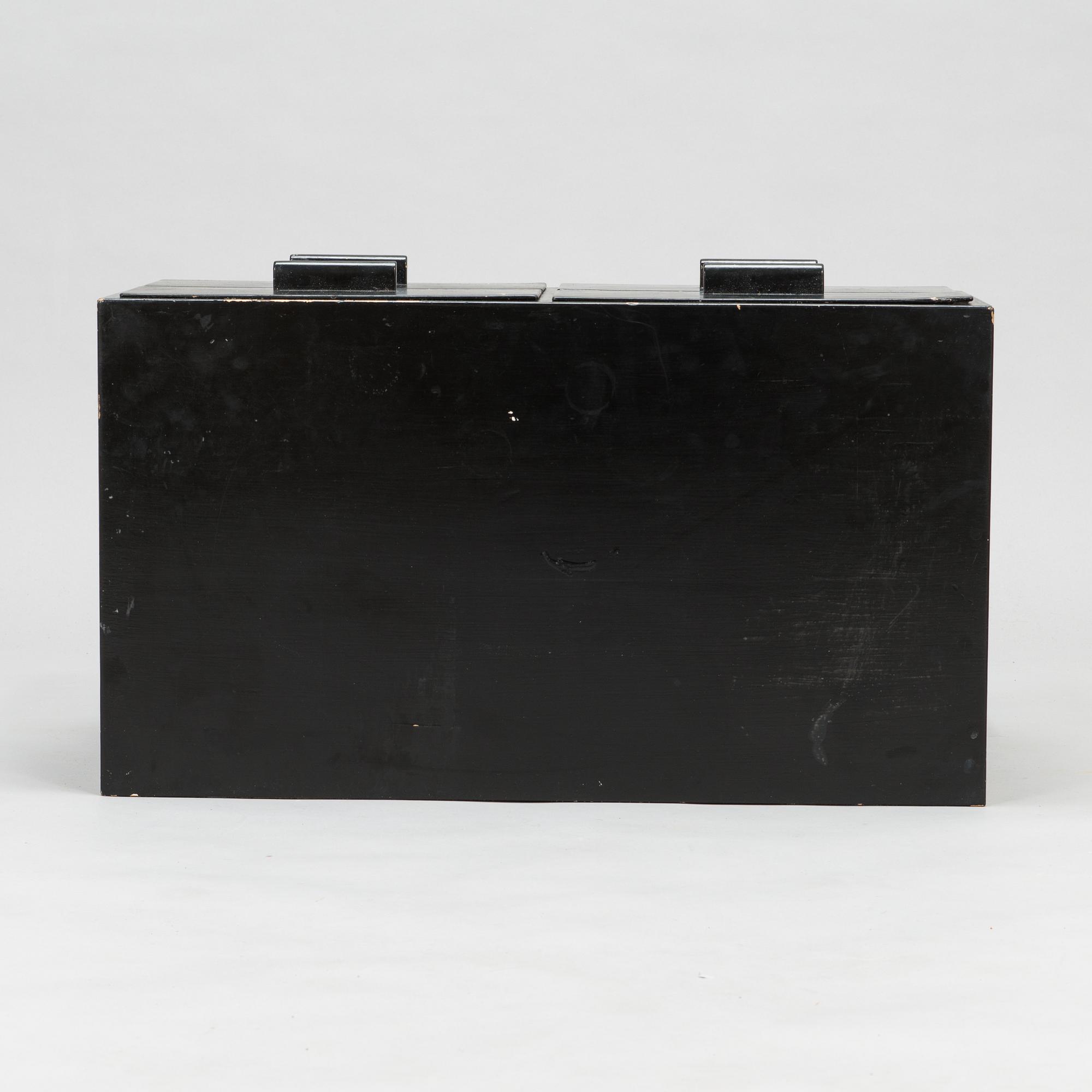Alvar Aalto, A mid-20th century chest of drawers for O.Y. Huonekalu- ja Rakennustyötehdas AB.