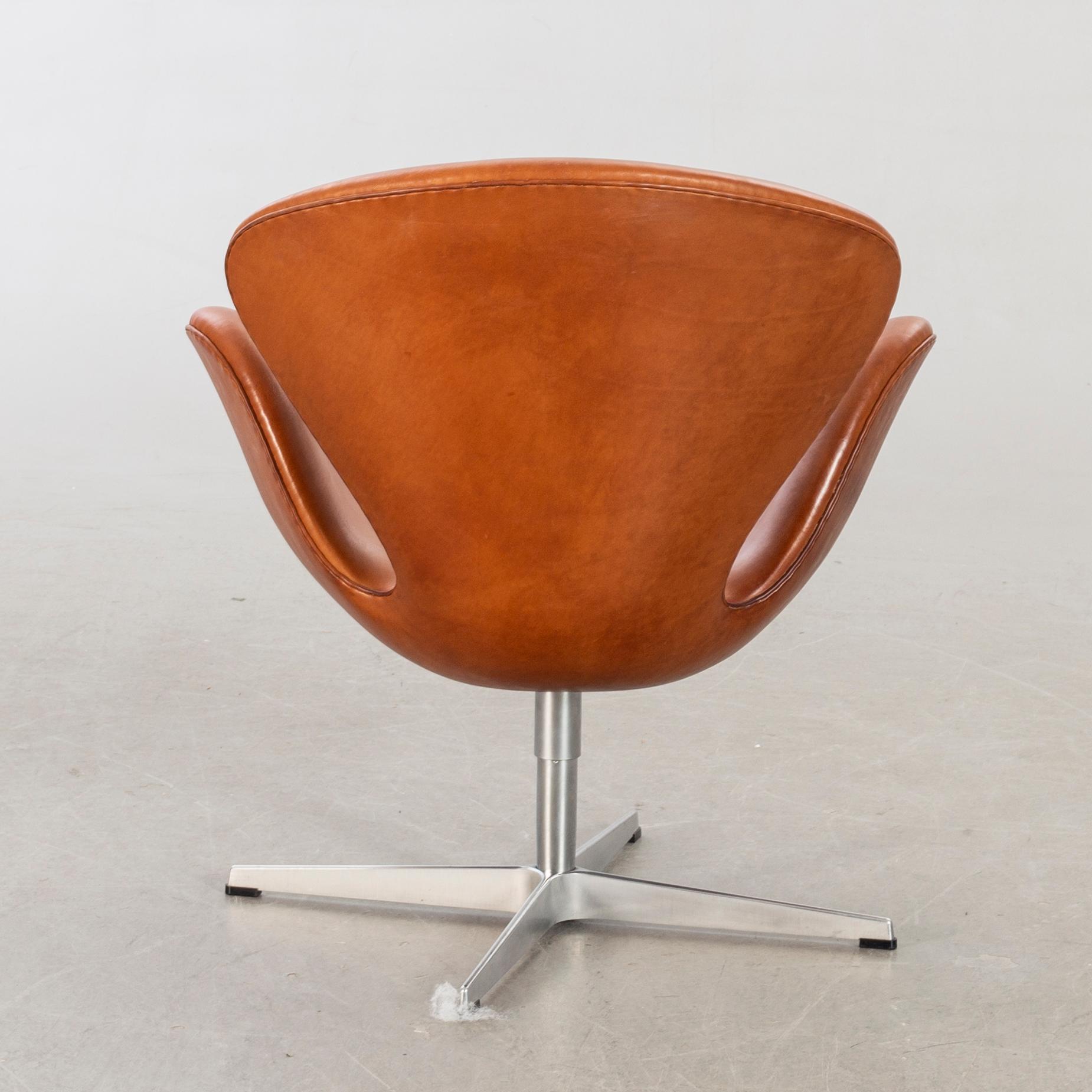 ARNE JACOBSEN, fåtölj, "Svanen", för Fritz Hansen Danmark, 2004.