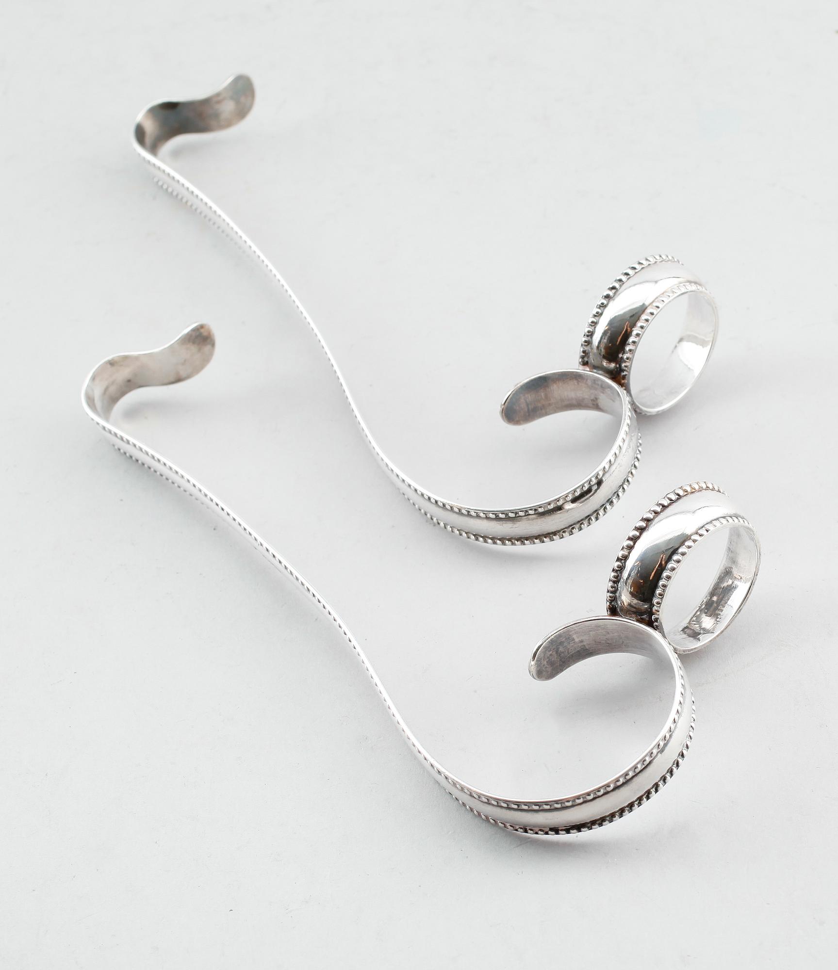 VINHÅLLARE, 1 par, nysilver, sannolikt 1900-talets första hälft.