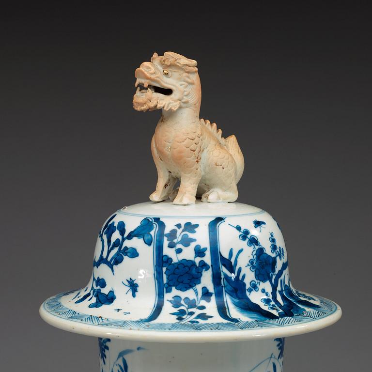 A large blue and white vase, Qing dynasty, Kangxi (1662-1722).