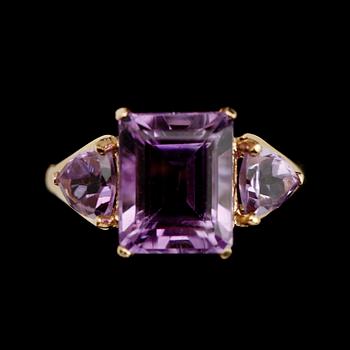 RING, 10 k guld, 3 fasetterade ametister tot ca 4.50 ct.