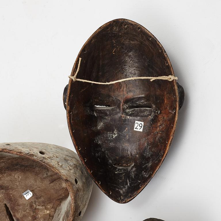 Masker, 4 st, enligt uppgift Dan, Liberia, Ibibio, Nigeria, Varega, Kongo, Songe, Kongo, 1900-talets andra hälft.