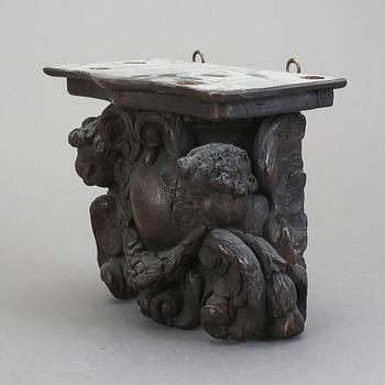 KONSOLHYLLA/DEKORDEL, trä, möjligen delvis barock och 1600/1700-tal.